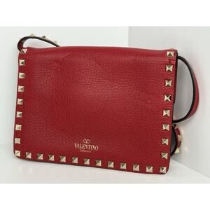 VALENTINO GARAVANI Pebbled Calfskin Medium Rockstud Rouge Pur